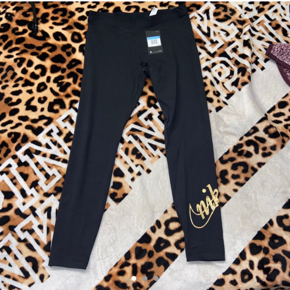 NIKE TIGHT FIT LEGGINGS